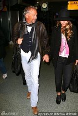 组图：凯文-科斯特纳抵达纽约 神情凝重满脸哀伤