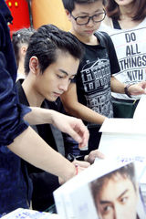 组图：陈晓【演员】签售写真人气爆棚 将拍《神雕侠侣》