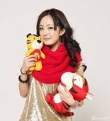 幻灯图：杨幂新年写真曝光 造型甜美许虎年心愿
