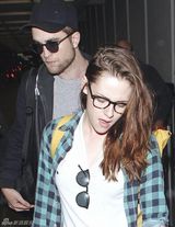 组图：暮光情侣合体现身 斯图尔特装扮清新