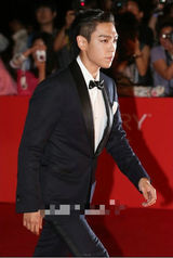 组图：釜山电影节开幕 TOP西装配小领结显帅气