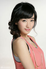 组图：李艳温婉写真展知性气质