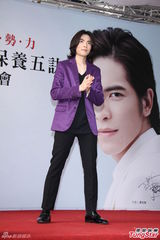 组图：萧敬腾帮擦保养品粉丝乐翻