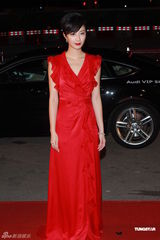 组图：桂纶镁红色礼服亮相 搭配裸色高跟鞋