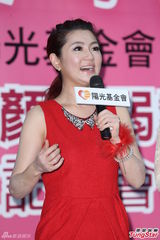 组图：Selina助力颜损慈善活动 老公力挺爱相随