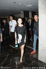 组图：王力宏被问章子怡汪峰绯闻竖大拇指力挺