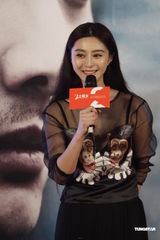 组图：倪妮素颜低调支持冯绍峰范冰冰新片