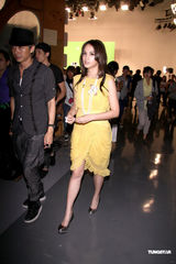 组图：亚太影后张榕容任亲善大使 拍摄影展宣传广告