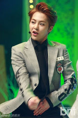 组图：EXO与Apink助阵颁奖礼 f(x)水晶捧奖