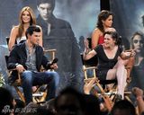 幻灯图集：《月食》影迷见面会 斯图尔特低胸秀美腿