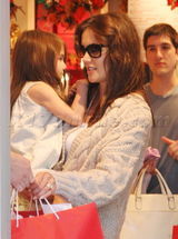 组图：小苏瑞与母亲凯蒂逛花市 调皮可爱不惧被拍