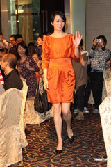 组图：梁咏琪为新人证婚 大方祝福郑伊健