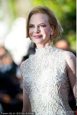 组图：妮可走秀精致长裙华贵 与李安牵手热聊