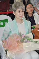 组图：海清潮人装代言忙捞金 白发魔女造型夺眼球