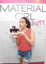 组图：麦当娜女儿罗德丝代言 热裤背心亮相