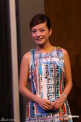 组图：赵薇助阵品牌新店开业 短裙绚丽温柔大方