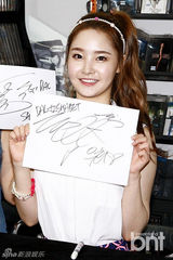 组图：Dal★shabet亮相签名会 造型清新可爱