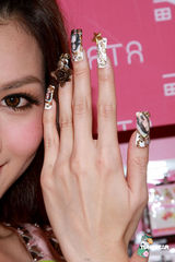 幻灯图：周秀娜秀美甲 回应男友泰国揽女事件