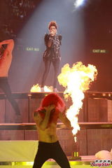 组图：甄妮香港个唱开幕 低胸热舞秀豪乳