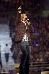 幻灯图：张信哲北京个唱演绎20年经典 打造万人KTV