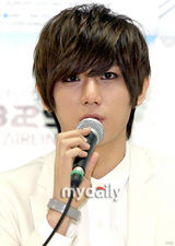 组图：韩偶像组合Beast首开唱 变白马王子劲歌热舞