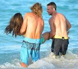 组图：超模安布罗休与猛男嬉闹被扔下海