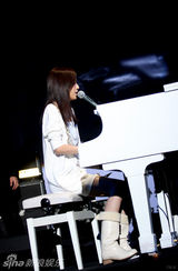 幻灯：张婧北京举行首唱会 毕晓世送水晶枪祝贺