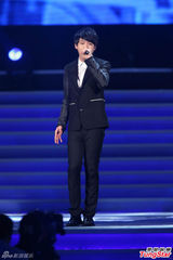 组图：李炜中歌榜献唱《唯一的选择》