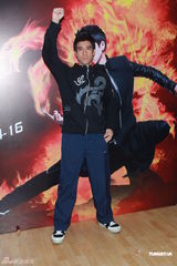 组图：王力宏香港个唱与成龙嘴对嘴热吻