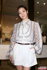 组图：侯佩岑怀孕两月踩高跟 代言狂赚奶粉钱