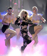 幻灯图集：Lady Gaga助阵美国偶像 网眼服表演