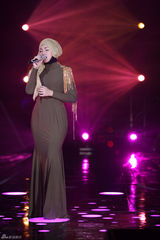 组图：周笔畅玩谢耳朵乐器 邓紫棋黑丝秀腿