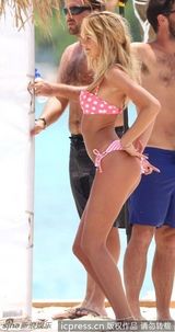 组图：名模坎蒂丝泳装大片 蜂腰翘臀展致命诱惑