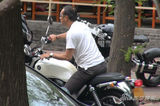 独家：黄觉路边撩衣热聊 穿人字拖骑摩托