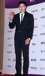 组图：金宇彬帅气亮相百想 模特身材出挑