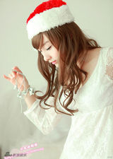 幻灯图集：小龙女彤彤化身圣诞宝贝 秀蕾丝装