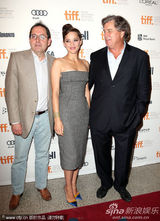 影后玛丽昂现身《锈与骨》首映 穿抹胸裙亮相秀性感