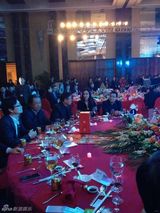 组图：田朴珺戴鸽子蛋出席晚宴 疑已嫁王石