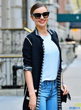 组图：米兰达柔美登杂志 与汪星人出镜秀蛮腰