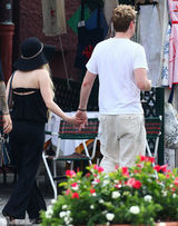 组图：艾薇儿蜜月甜蜜照 贵妇黑裙遮肚疑有孕