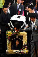 组图：韩自杀主播宋智善出殡 同事送行母亲悲痛欲绝