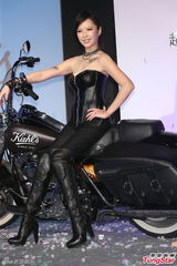 组图：女星天心机车皮衣大秀美胸 露丰满事业线