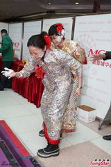 组图：滕丽名提前获赠生日礼物 薛家燕旅行过年