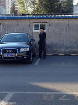 组图：李某某案二审 律师李在珂开豪车现身