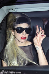 组图：Gaga豹纹透视装亮相巴黎 龇牙咧嘴不改雷劲