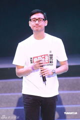 幻灯图：众星祈福玉树 张学友孙楠等唱《龙的传人》 