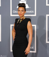 高清组图：格莱美红毯艾利西亚-凯斯携男伴亮相