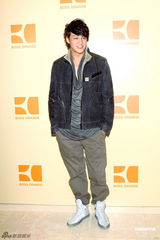 Angelababy称黄晓明为家人 妩媚合影何润东(图)