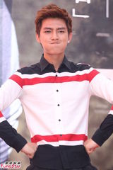 组图：炎亚纶新专辑签唱会自曝曾是愤青