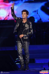 组图：中歌榜演唱会 周杰伦牵手章子怡